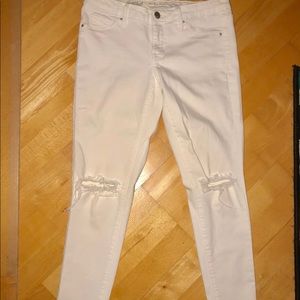 White Capri w/ Distressed Knees